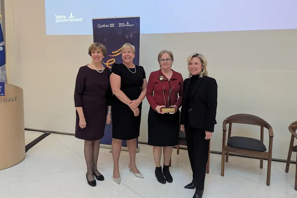 Quatre femmes qui posent après la remise d'un prix